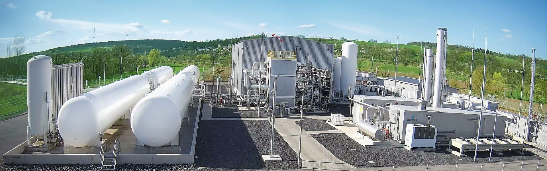 Portraitaufnahme der Verflüssigungsanlage der Erdgas Südwest Bio-LNG GmbH in Burghaun.
