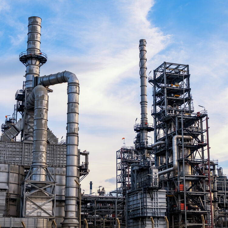 Portraitaufnahme einer industriellen Großanlage.